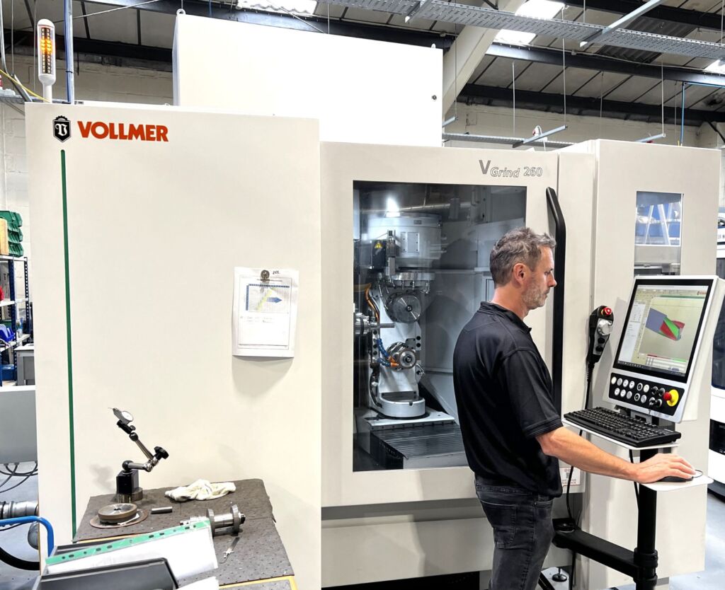 Carl Hughes, Geschäftsführer von Unilap, programmiert die Bearbeitung eines Hartmetallwerkzeuges auf der neuen Vollmer Schleifmaschine VGrind 260.