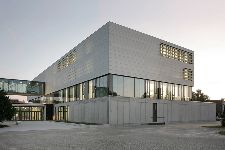 Bild 1 | An der Europäischen Schule München wurde im Rahmen der Gebäudeleittechnikerneuerung das alte Steuerungssystem 
durch ABB Ability Operations Data 
Management Zenon ersetzt.