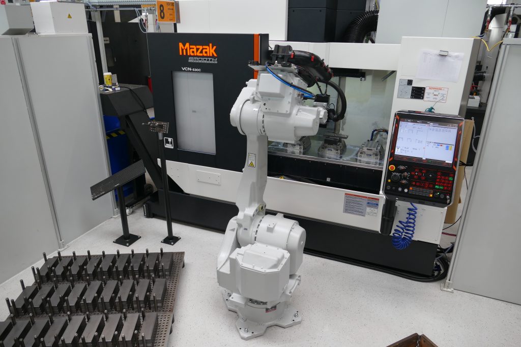 Die Vielzahl der Basisbauteile für die Gabelstapleranbaugeräte von Durwen wird in Mazak-Fräszentren produziert, die über Roboter von Mitsubishi Electric bestückt und entladen werden.
