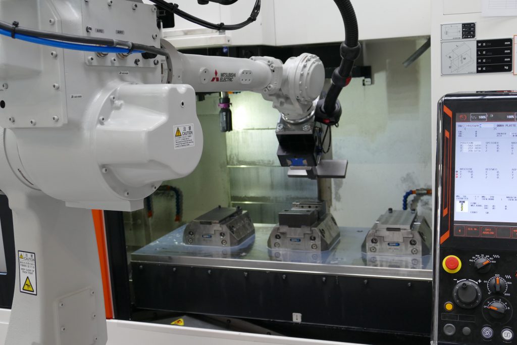 Sechsachs-Roboter des Typs RV-13FLM-D1-S15 oder RV-70FLM-D1-S15 mit 13 bzw. 70kg Tragkraft und 1388 bzw. 2050mm Reichweitenradius kommen für Handlingaufgaben zum?Einsatz.