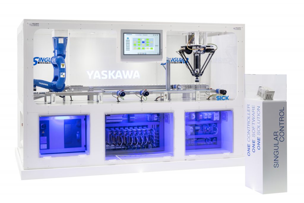  Auf der SPS 2019 zeigt eine Live-Demozelle von Yaskawa, wie sich mit der aktuellen 'Singular Control'-Lösung Roboter, Servoantriebe, Frequenzumrichter und I/O's über einen einzigen Controller steuern lassen.