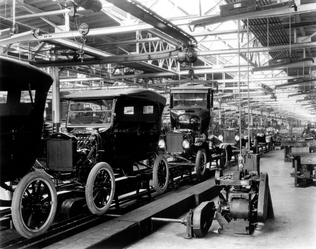  1918 führte Ford die Fließbandproduktion ein und erreichte einen Produktivitätssprung in der Automobilfertigung.