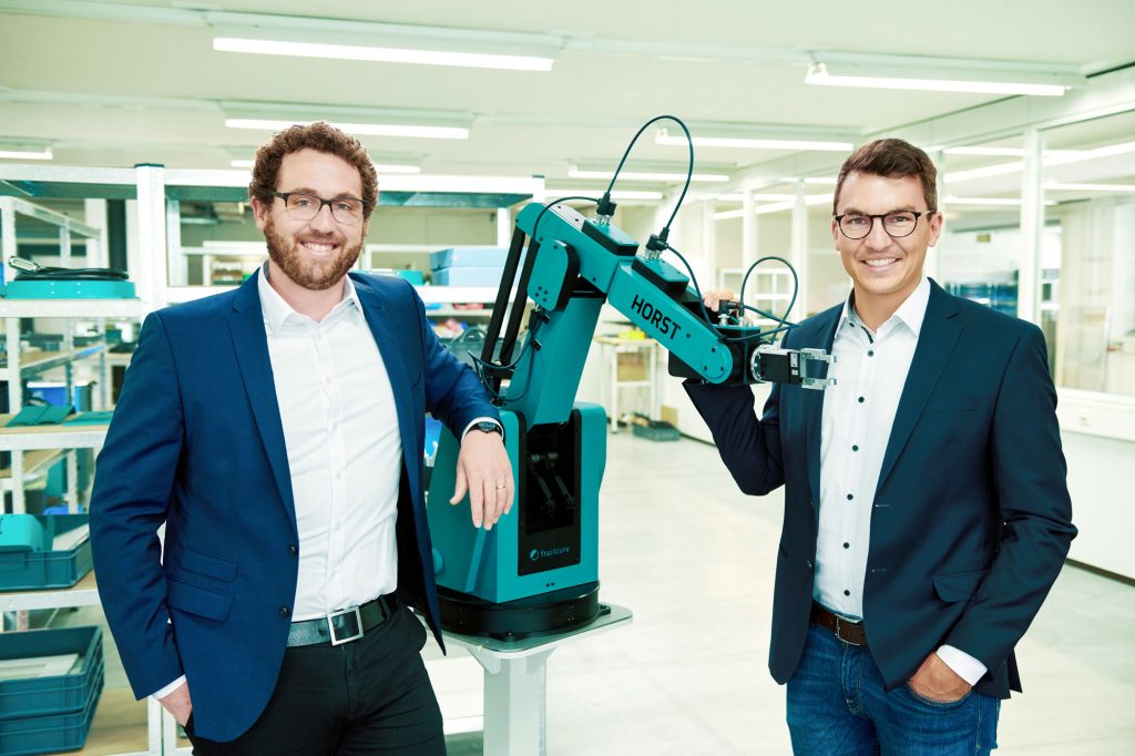  Die Fruitcore-Gründer Jens Riegger (links) und Patrick Zimmermann mit einem ihrer Horst-Roboter.