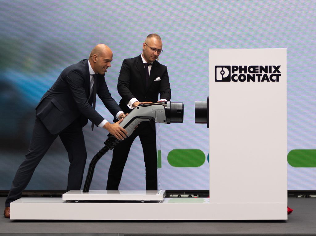 Michael Heinemann, CEO Phoenix Contact E-Mobility, und Dominik Mazur, Produktionsleiter in Rzeszów, steckten bei der Eröffnung symbolisch einen Ladestecker in die Ladedose