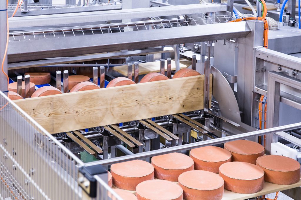  Die Käsepflegeanlage automatisiert komplexe Aufgaben in einer österreichischen Großkäserei.