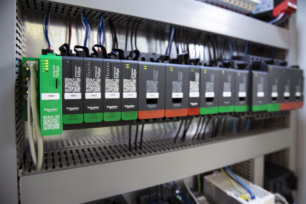  Das Lastmanagementsystem TeSys island von Schneider Electric vereint Start-, Schütz- und Analysefunktionen in nur einem Gerät und ermöglicht die detaillierte Erfassung von elektrischen Lasten bis 80A. 