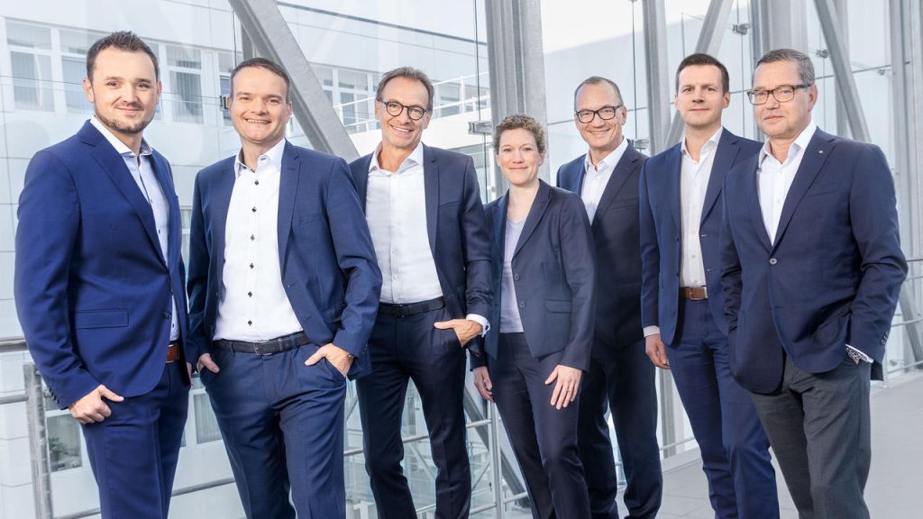 Die Wago-Geschäftsführung (v. l.): Yannick Weber (COO), Dr. Karsten Stoll (CTO Interconnection), Jürgen Schäfer (CSO), Kathrin Fricke (CHRO), Christian Sallach (CMO/CDO),Dr. Heiner Lang (CEO), Axel Börner (CFO).